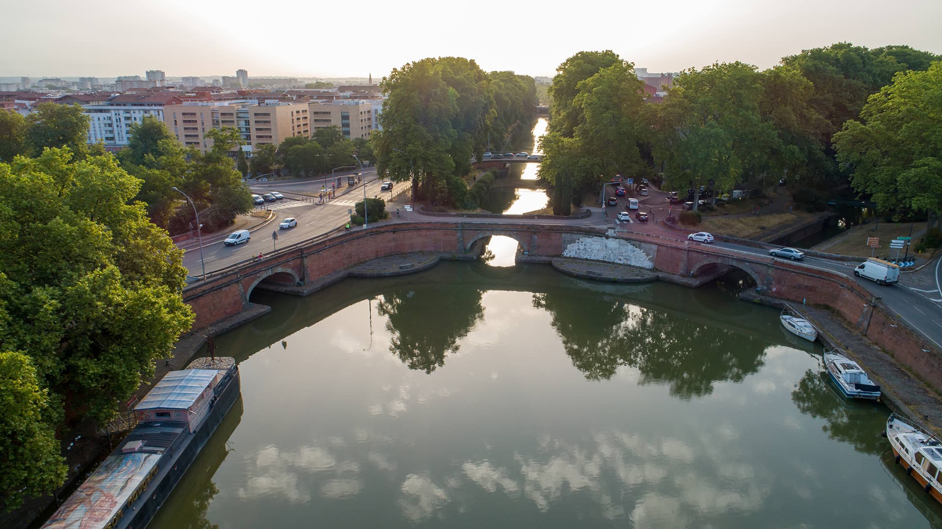 Port de lEmbouchure et Ponts Jumeaux deux sites à découvrir à