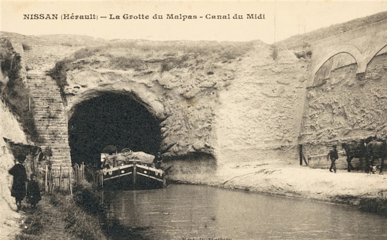 Le tunnel ou voûte du Malpas à Colombiers - Canal du Midi